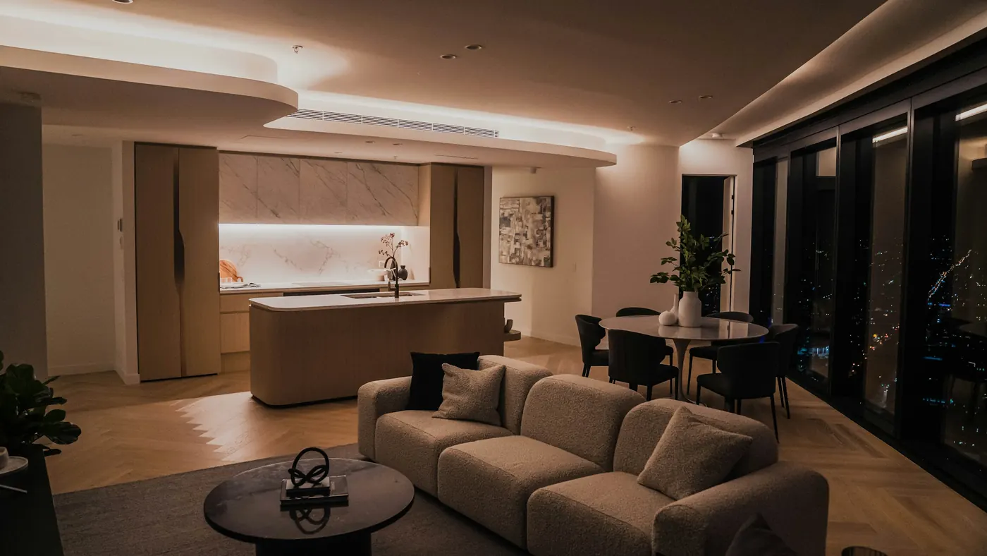 Salon z aneksem kuchennym, podświetlanym sufitem LED i dębową podłogą w jodełkę