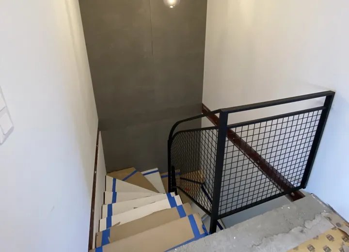 Schody z balustradą z czarnej stalowej siatki, widok z góry