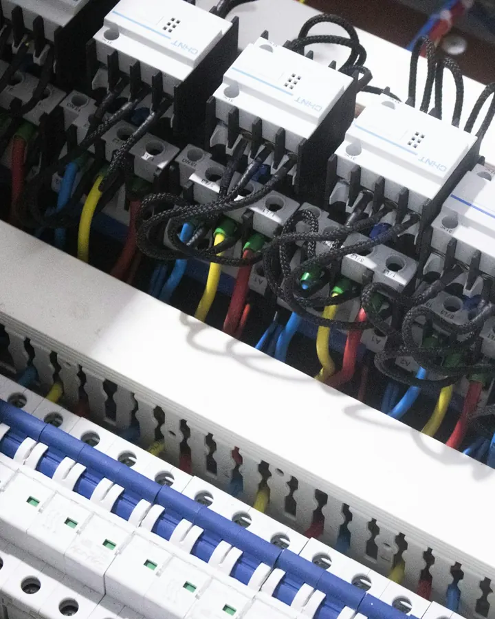 Rozdzielnia elektryczna z nowymi zabezpieczeniami i przewodami
